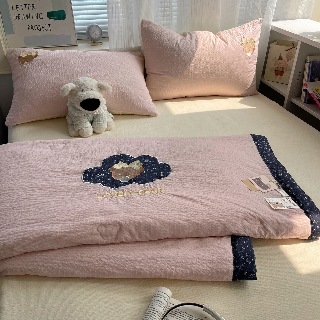 91家纺网 家纺一手货源 找家纺 贝扬思家纺 2026新款泡芙纱夏被夏凉被空调被贴布绣套件@小熊日记系列（可爱到犯规的夏被噜） 小熊日记-蓝粉
