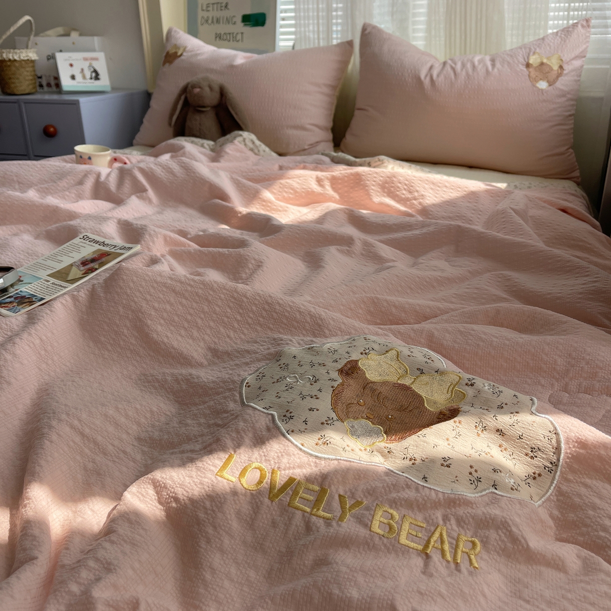 91家纺网 家纺一手货源 找家纺 贝扬思家纺 2026新款泡芙纱夏被夏凉被空调被贴布绣套件@小熊日记系列（可爱到犯规的夏被噜） 小熊日记-黄粉
