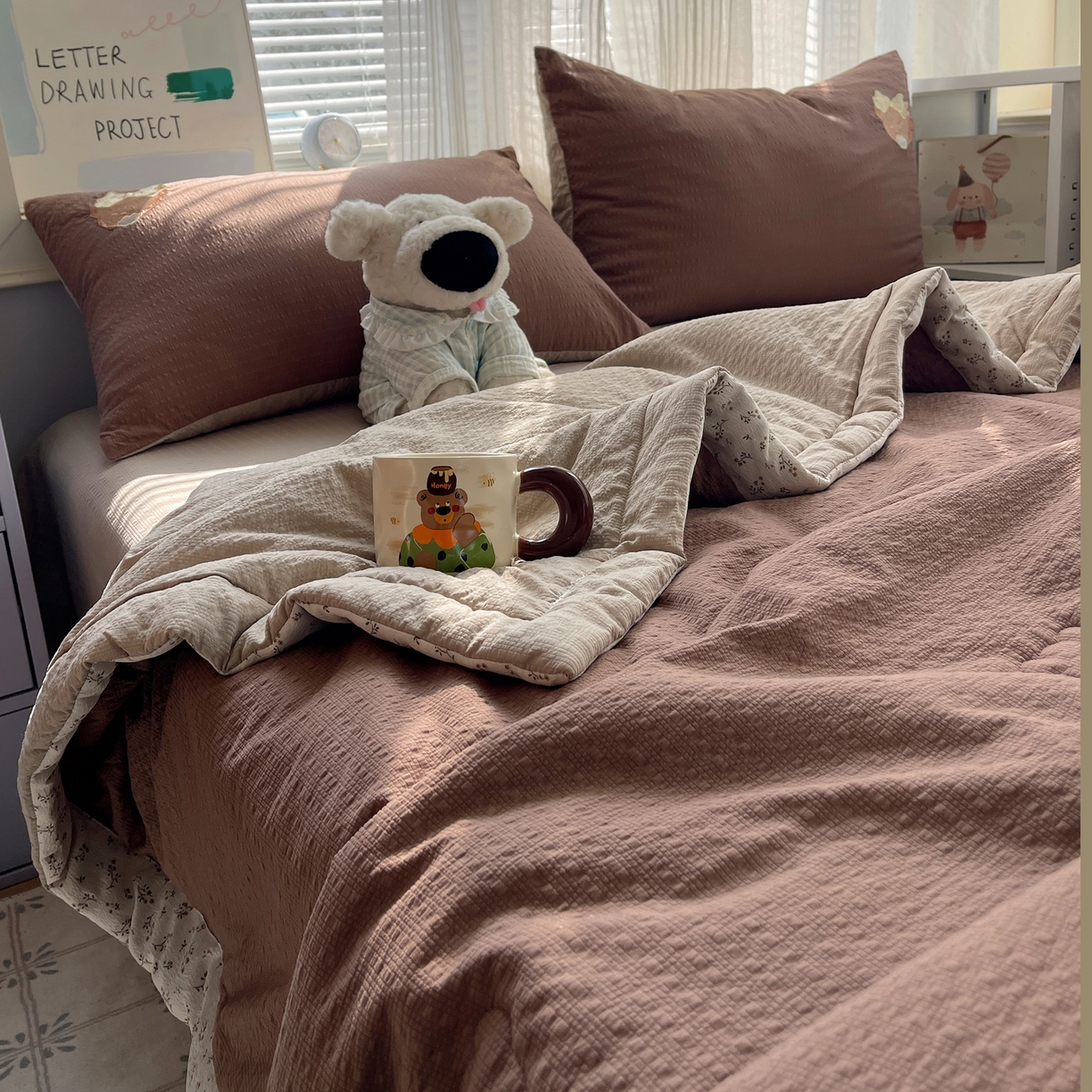 91家纺网 家纺一手货源 找家纺 贝扬思家纺 2026新款泡芙纱夏被夏凉被空调被贴布绣套件@小熊日记系列（可爱到犯规的夏被噜） 小熊日记-咖