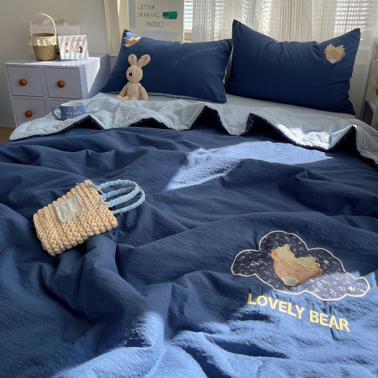 91家纺网 家纺一手货源 找家纺 贝扬思家纺 2026新款泡芙纱夏被夏凉被空调被贴布绣套件@小熊日记系列（可爱到犯规的夏被噜） 小熊日记-藏青