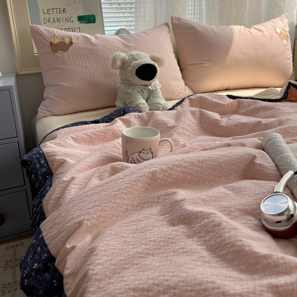 91家纺网 家纺一手货源 找家纺 贝扬思家纺 2026新款泡芙纱夏被夏凉被空调被贴布绣套件@小熊日记系列（可爱到犯规的夏被噜） 小熊日记-蓝粉