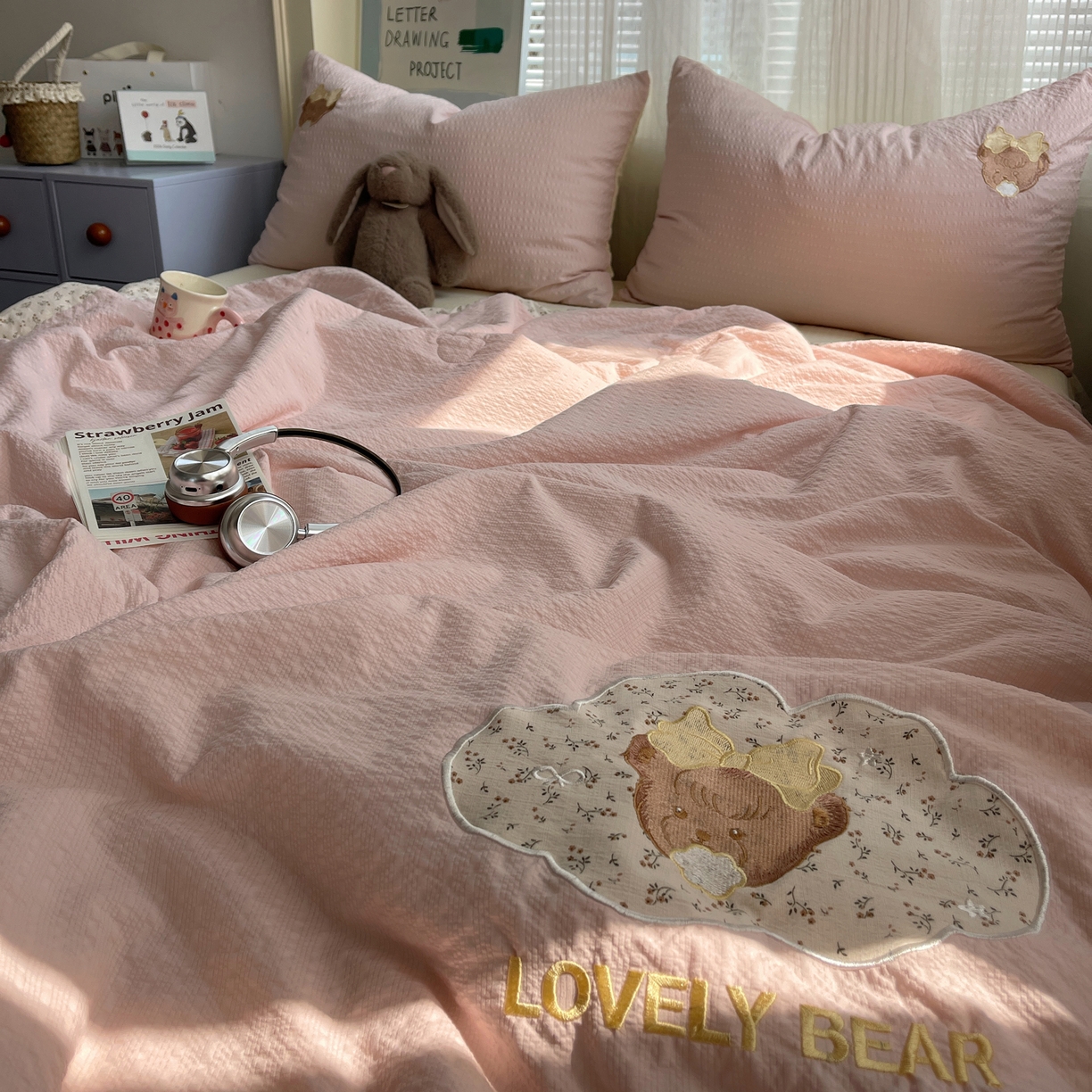 91家纺网 家纺一手货源 找家纺 贝扬思家纺 2026新款泡芙纱夏被夏凉被空调被贴布绣套件@小熊日记系列（可爱到犯规的夏被噜） 小熊日记-黄粉