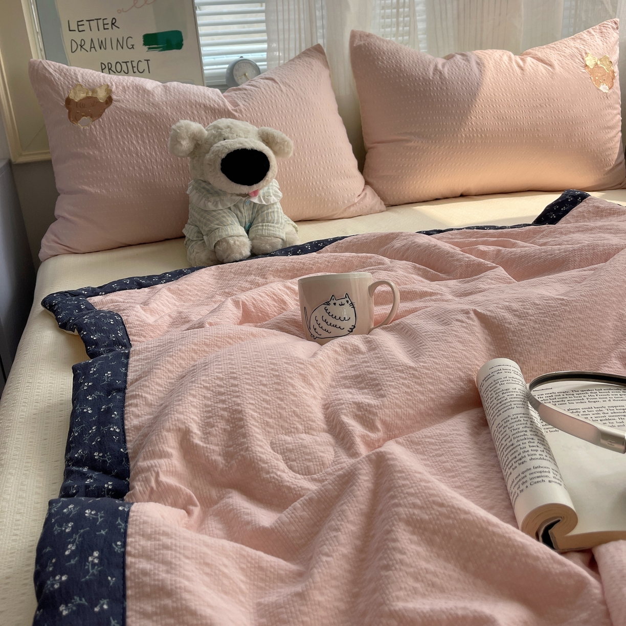 91家纺网 家纺一手货源 找家纺 贝扬思家纺 2026新款泡芙纱夏被夏凉被空调被贴布绣套件@小熊日记系列（可爱到犯规的夏被噜） 小熊日记-蓝粉