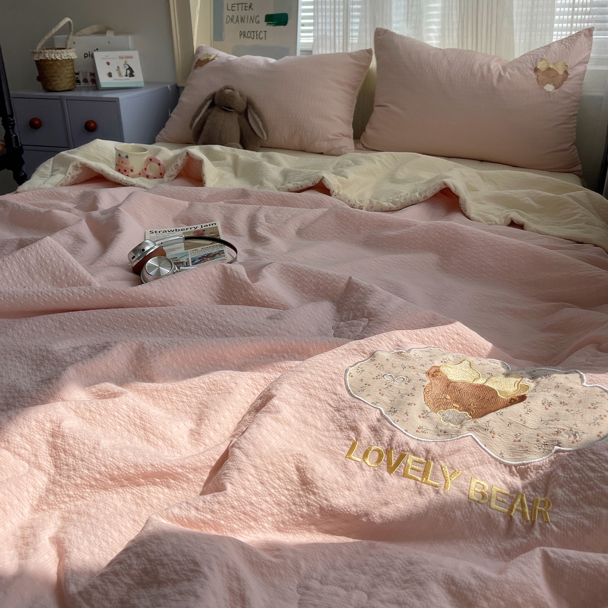 91家纺网 家纺一手货源 找家纺 贝扬思家纺 2026新款泡芙纱夏被夏凉被空调被贴布绣套件@小熊日记系列（可爱到犯规的夏被噜） 小熊日记-黄粉