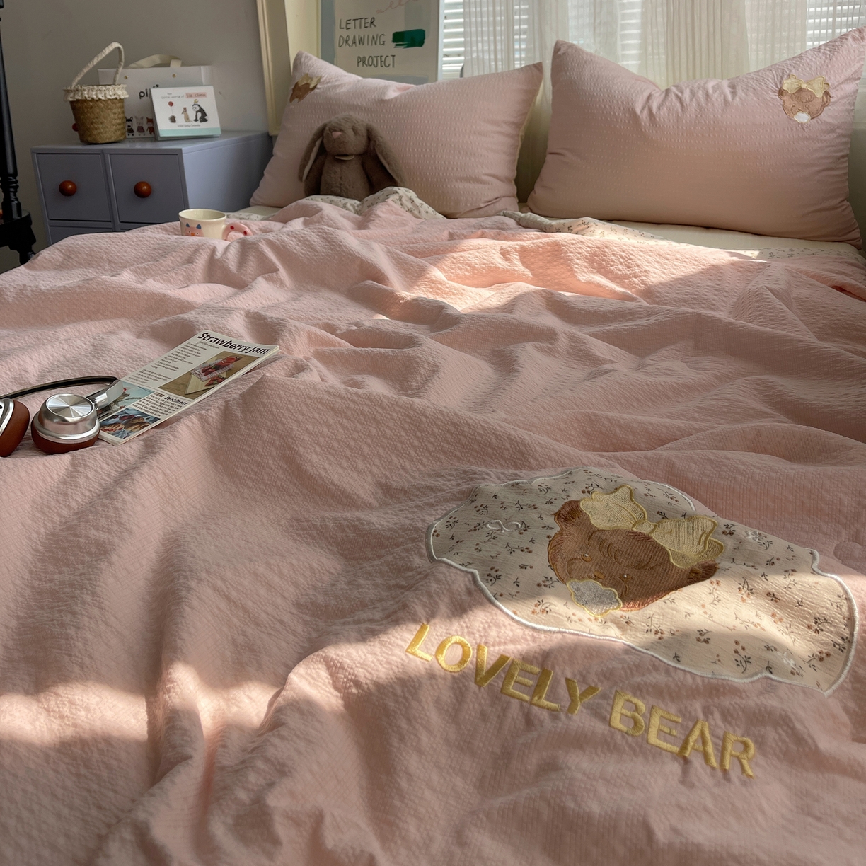 91家纺网 家纺一手货源 找家纺 贝扬思家纺 2026新款泡芙纱夏被夏凉被空调被贴布绣套件@小熊日记系列（可爱到犯规的夏被噜） 小熊日记-黄粉