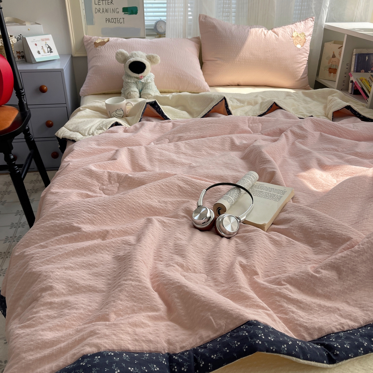91家纺网 家纺一手货源 找家纺 贝扬思家纺 2026新款泡芙纱夏被夏凉被空调被贴布绣套件@小熊日记系列（可爱到犯规的夏被噜） 小熊日记-蓝粉