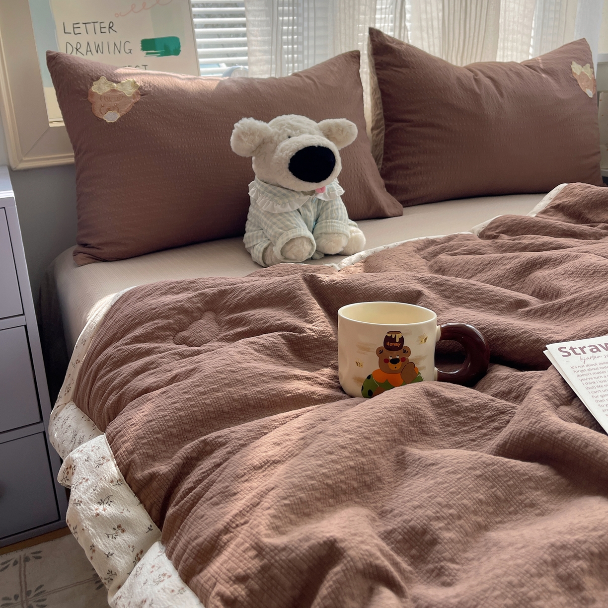 91家纺网 家纺一手货源 找家纺 贝扬思家纺 2026新款泡芙纱夏被夏凉被空调被贴布绣套件@小熊日记系列（可爱到犯规的夏被噜） 小熊日记-咖