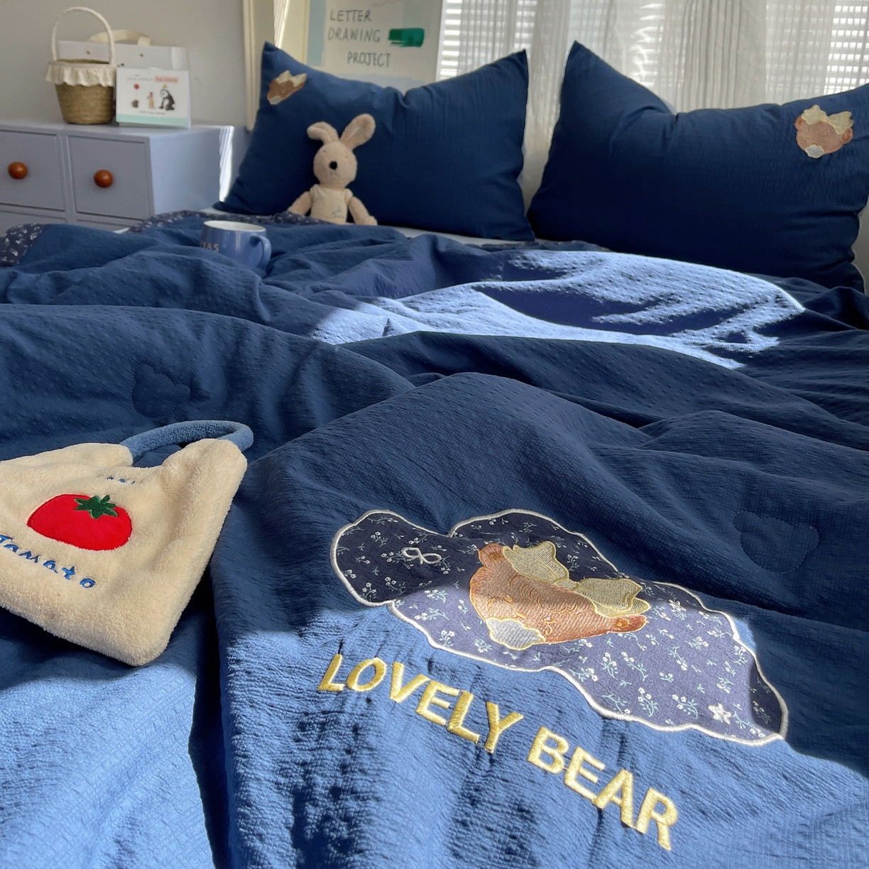91家纺网 家纺一手货源 找家纺 贝扬思家纺 2026新款泡芙纱夏被夏凉被空调被贴布绣套件@小熊日记系列（可爱到犯规的夏被噜） 小熊日记-藏青