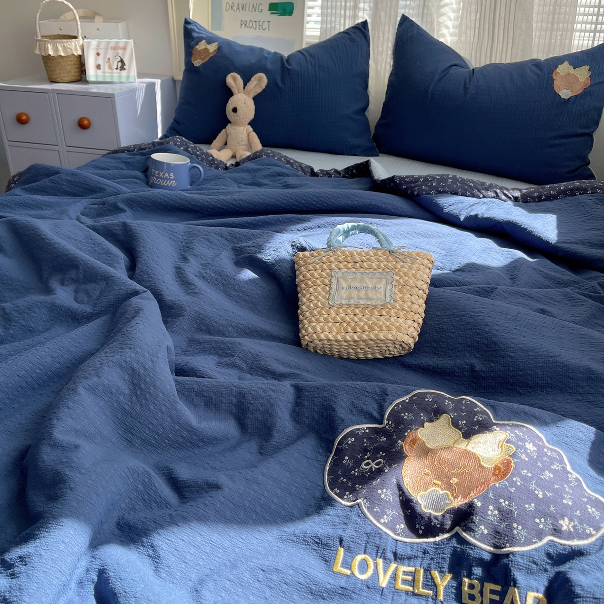 91家纺网 家纺一手货源 找家纺 贝扬思家纺 2026新款泡芙纱夏被夏凉被空调被贴布绣套件@小熊日记系列（可爱到犯规的夏被噜） 小熊日记-藏青