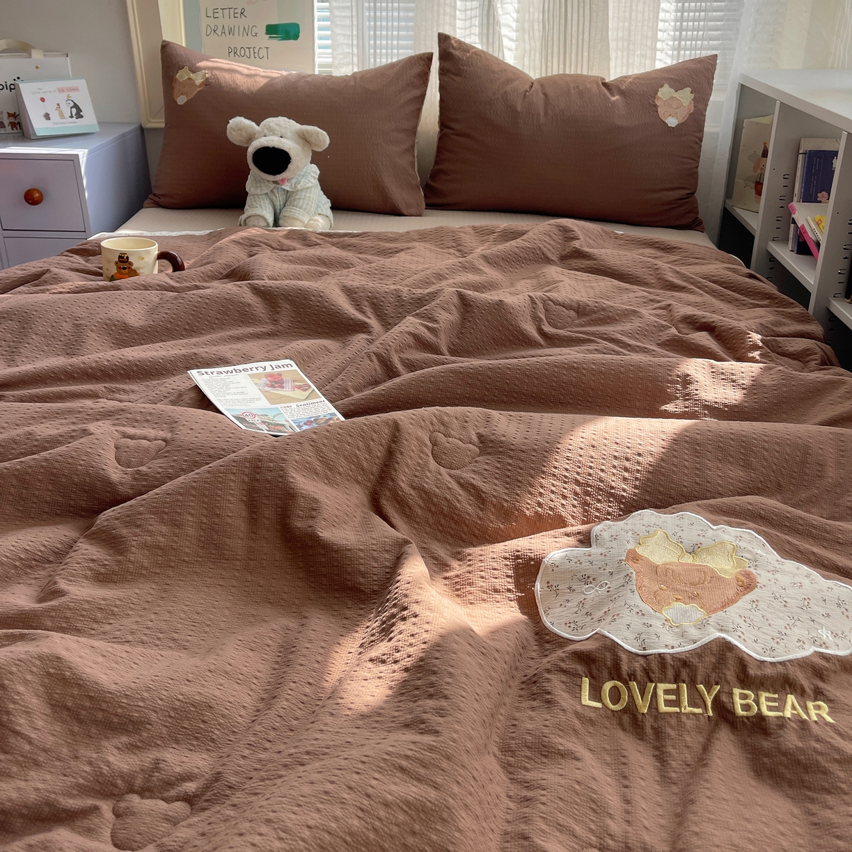 91家纺网 家纺一手货源 找家纺 贝扬思家纺 2026新款泡芙纱夏被夏凉被空调被贴布绣套件@小熊日记系列（可爱到犯规的夏被噜） 小熊日记-咖