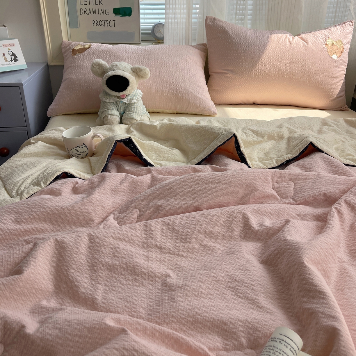 91家纺网 家纺一手货源 找家纺 贝扬思家纺 2026新款泡芙纱夏被夏凉被空调被贴布绣套件@小熊日记系列（可爱到犯规的夏被噜） 小熊日记-蓝粉