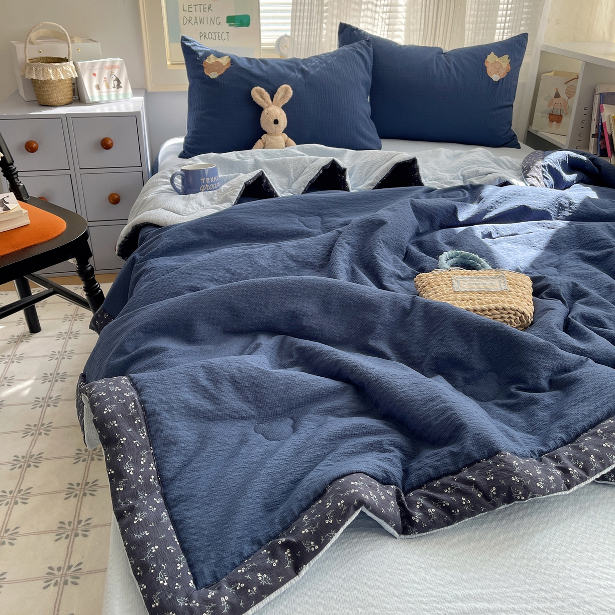 91家纺网 家纺一手货源 找家纺 贝扬思家纺 2026新款泡芙纱夏被夏凉被空调被贴布绣套件@小熊日记系列（可爱到犯规的夏被噜） 小熊日记-藏青