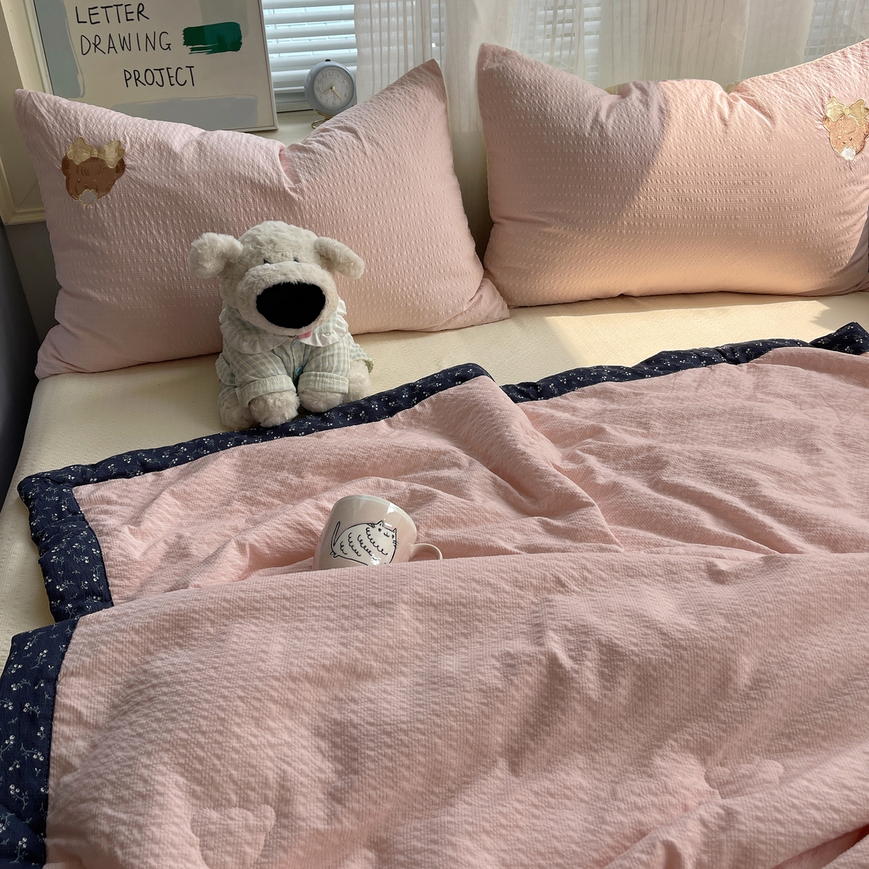 91家纺网 家纺一手货源 找家纺 贝扬思家纺 2026新款泡芙纱夏被夏凉被空调被贴布绣套件@小熊日记系列（可爱到犯规的夏被噜） 小熊日记-蓝粉