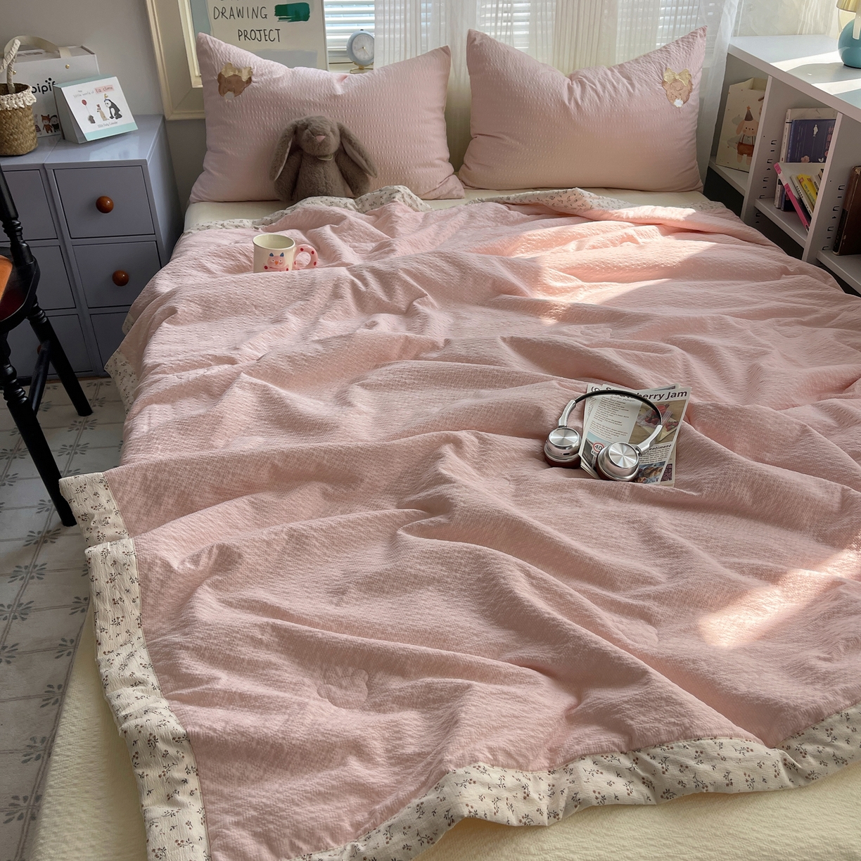 91家纺网 家纺一手货源 找家纺 贝扬思家纺 2026新款泡芙纱夏被夏凉被空调被贴布绣套件@小熊日记系列（可爱到犯规的夏被噜） 小熊日记-黄粉