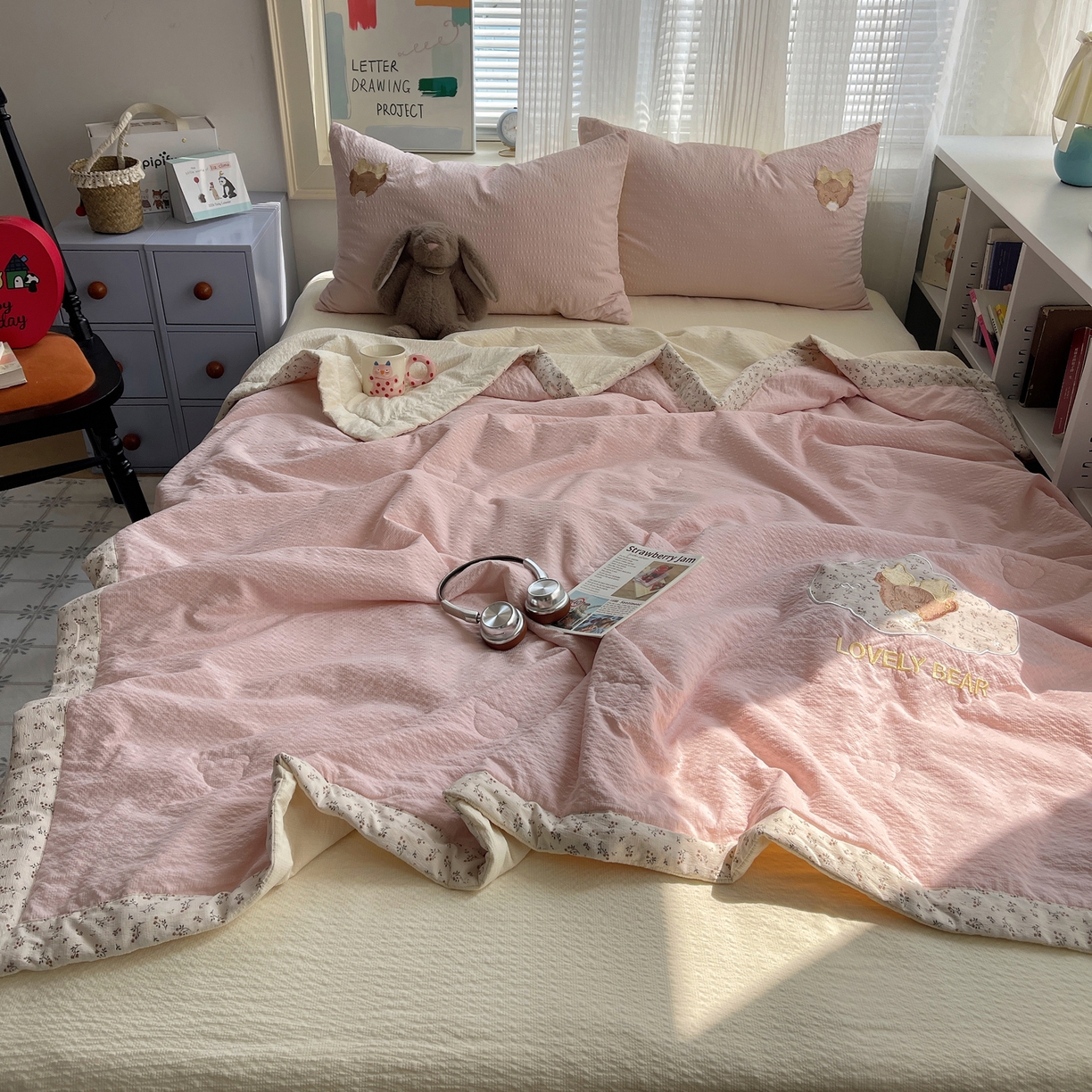91家纺网 家纺一手货源 找家纺 贝扬思家纺 2026新款泡芙纱夏被夏凉被空调被贴布绣套件@小熊日记系列（可爱到犯规的夏被噜） 小熊日记-黄粉