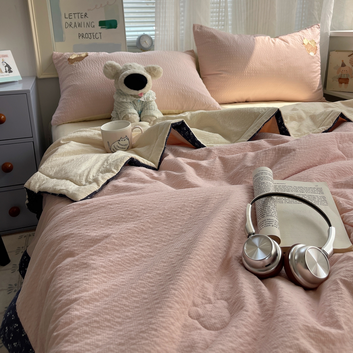 91家纺网 家纺一手货源 找家纺 贝扬思家纺 2026新款泡芙纱夏被夏凉被空调被贴布绣套件@小熊日记系列（可爱到犯规的夏被噜） 小熊日记-蓝粉