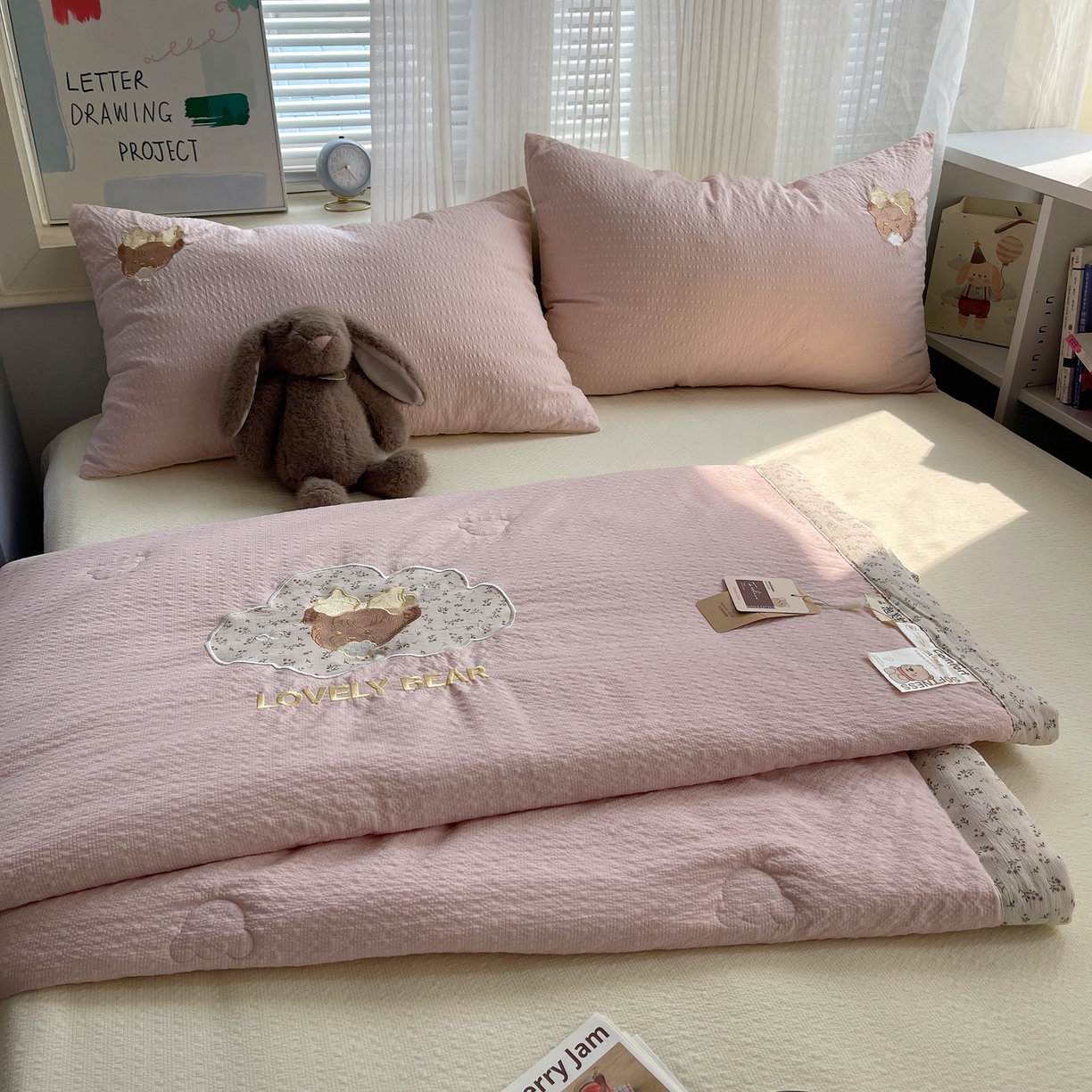 91家纺网 家纺一手货源 找家纺 贝扬思家纺 2026新款泡芙纱夏被夏凉被空调被贴布绣套件@小熊日记系列（可爱到犯规的夏被噜） 小熊日记-黄粉