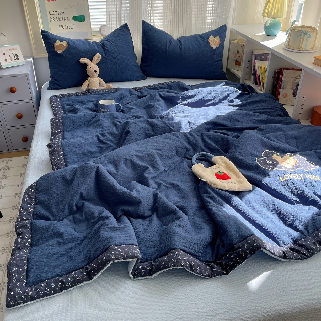 91家纺网 家纺一手货源 找家纺 贝扬思家纺 2026新款泡芙纱夏被夏凉被空调被贴布绣套件@小熊日记系列（可爱到犯规的夏被噜） 小熊日记-藏青