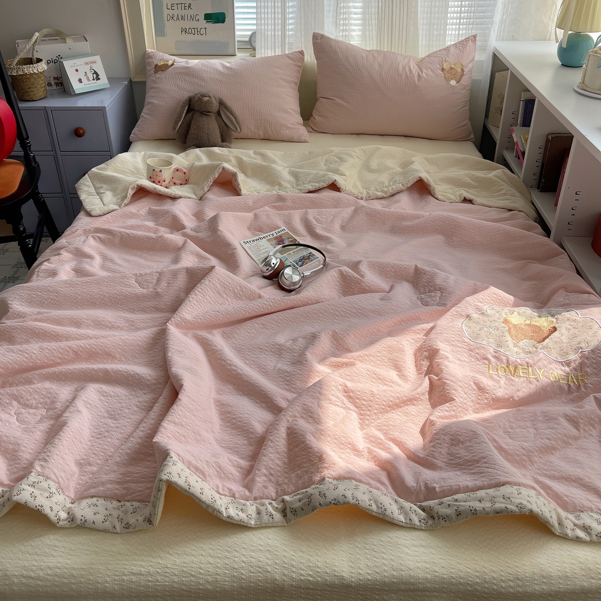 91家纺网 家纺一手货源 找家纺 贝扬思家纺 2026新款泡芙纱夏被夏凉被空调被贴布绣套件@小熊日记系列（可爱到犯规的夏被噜） 小熊日记-黄粉