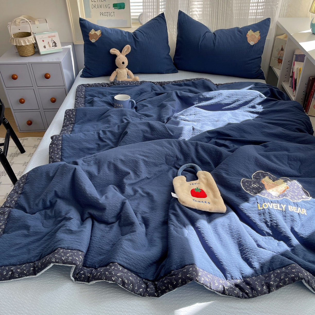 91家纺网 家纺一手货源 找家纺 贝扬思家纺 2026新款泡芙纱夏被夏凉被空调被贴布绣套件@小熊日记系列（可爱到犯规的夏被噜） 小熊日记-藏青