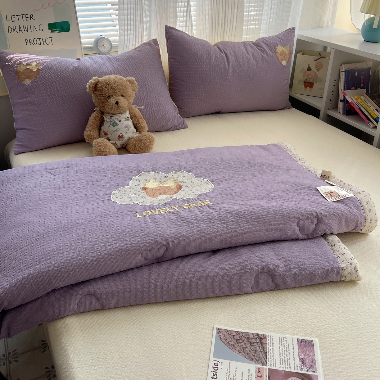 91家纺网 家纺一手货源 找家纺 贝扬思家纺 2026新款泡芙纱夏被夏凉被空调被贴布绣套件@小熊日记系列（可爱到犯规的夏被噜） 小熊日记-紫