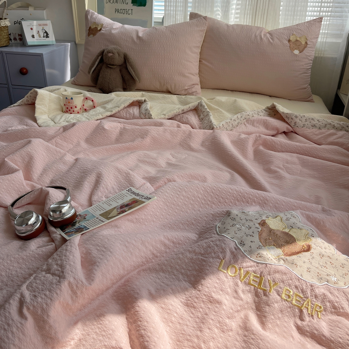 91家纺网 家纺一手货源 找家纺 贝扬思家纺 2026新款泡芙纱夏被夏凉被空调被贴布绣套件@小熊日记系列（可爱到犯规的夏被噜） 小熊日记-黄粉