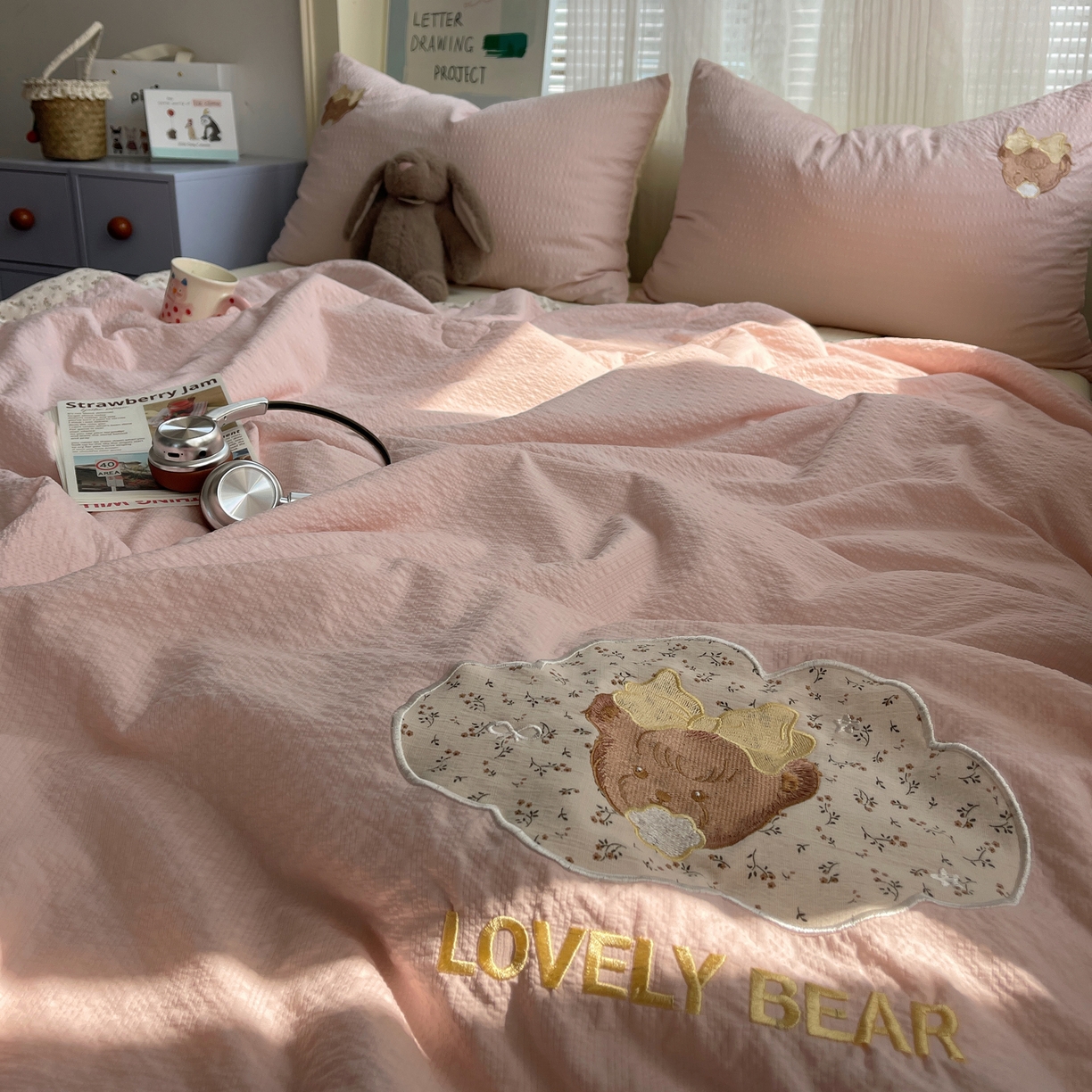 91家纺网 家纺一手货源 找家纺 贝扬思家纺 2026新款泡芙纱夏被夏凉被空调被贴布绣套件@小熊日记系列（可爱到犯规的夏被噜） 小熊日记-黄粉