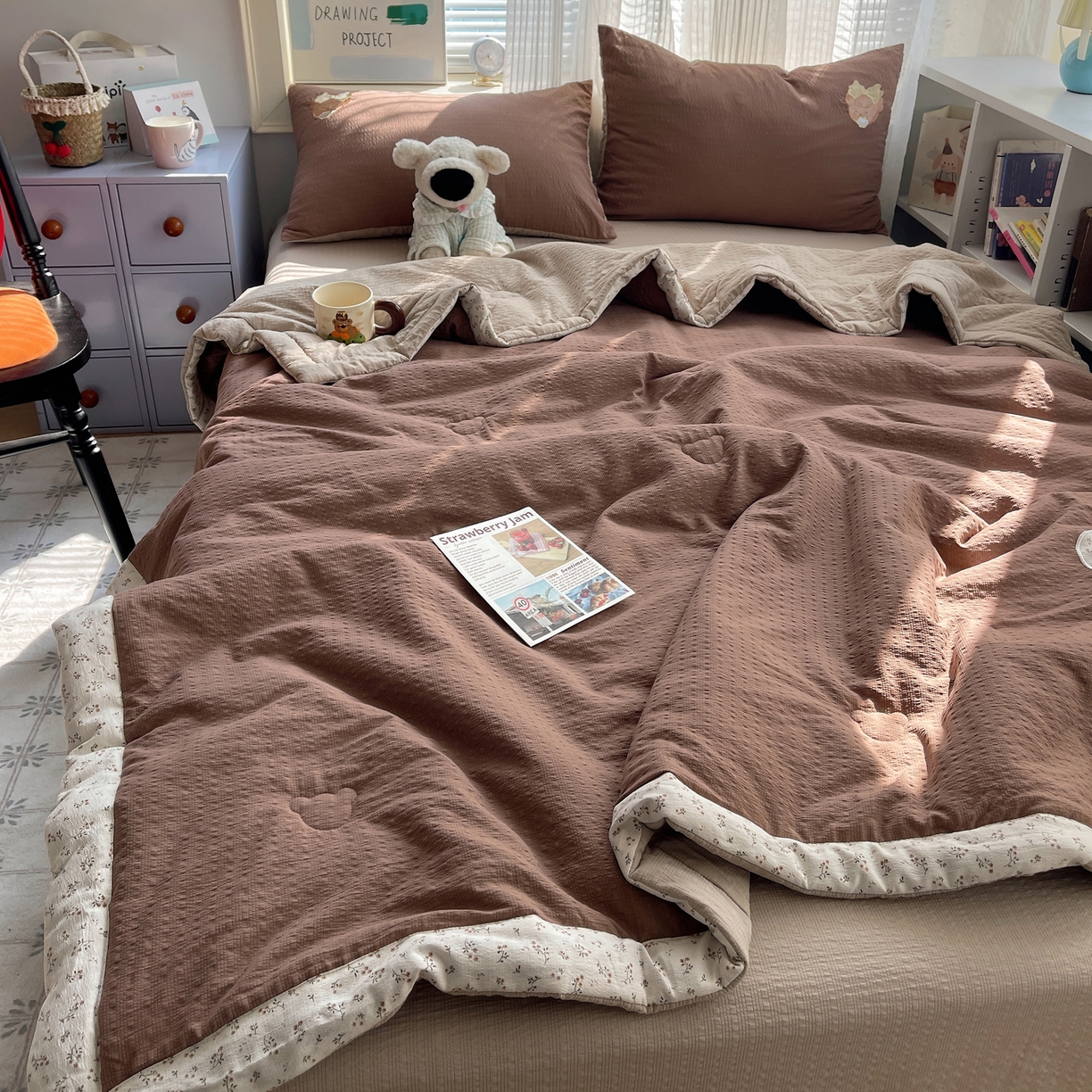 91家纺网 家纺一手货源 找家纺 贝扬思家纺 2026新款泡芙纱夏被夏凉被空调被贴布绣套件@小熊日记系列（可爱到犯规的夏被噜） 小熊日记-咖