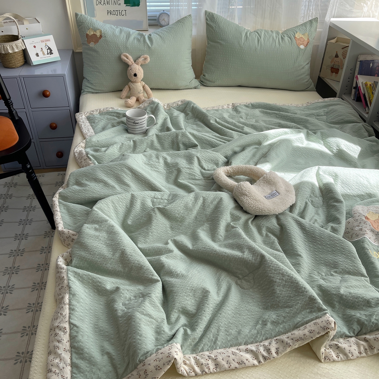 91家纺网 家纺一手货源 找家纺 贝扬思家纺 2026新款泡芙纱夏被夏凉被空调被贴布绣套件@小熊日记系列（可爱到犯规的夏被噜） 小熊日记-绿