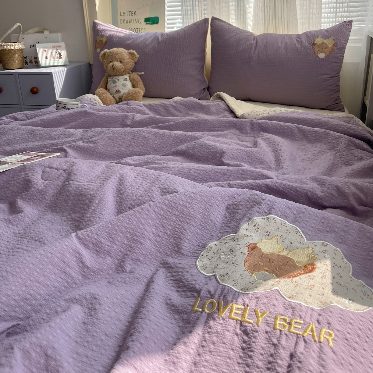 91家纺网 家纺一手货源 找家纺 贝扬思家纺 2026新款泡芙纱夏被夏凉被空调被贴布绣套件@小熊日记系列（可爱到犯规的夏被噜） 小熊日记-紫