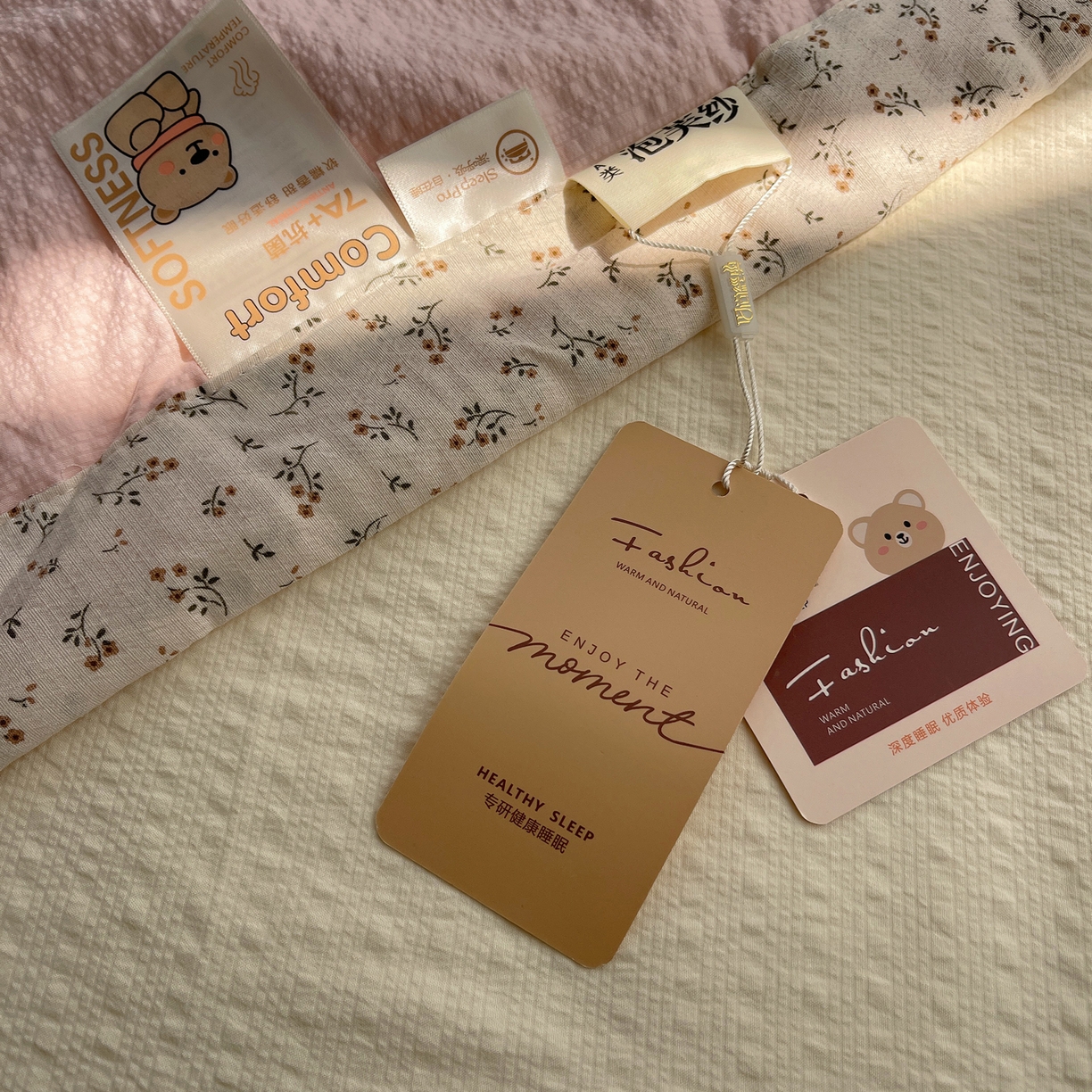 91家纺网 家纺一手货源 找家纺 贝扬思家纺 2026新款泡芙纱夏被夏凉被空调被贴布绣套件@小熊日记系列（可爱到犯规的夏被噜） 小熊日记-黄粉