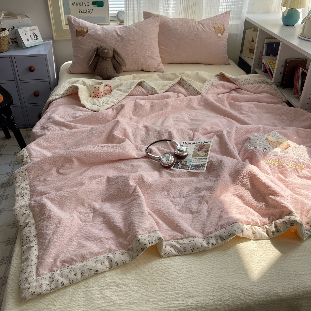 91家纺网 家纺一手货源 找家纺 贝扬思家纺 2026新款泡芙纱夏被夏凉被空调被贴布绣套件@小熊日记系列（可爱到犯规的夏被噜） 小熊日记-黄粉