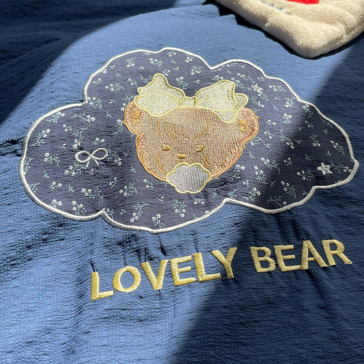 91家纺网 家纺一手货源 找家纺 贝扬思家纺 2026新款泡芙纱夏被夏凉被空调被贴布绣套件@小熊日记系列（可爱到犯规的夏被噜） 小熊日记-藏青