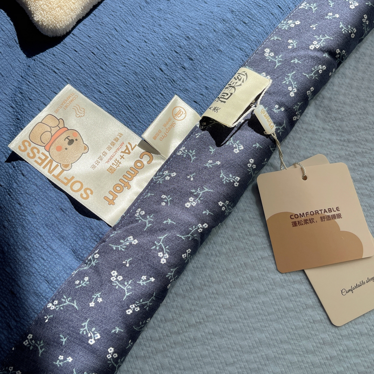 91家纺网 家纺一手货源 找家纺 贝扬思家纺 2026新款泡芙纱夏被夏凉被空调被贴布绣套件@小熊日记系列（可爱到犯规的夏被噜） 小熊日记-藏青