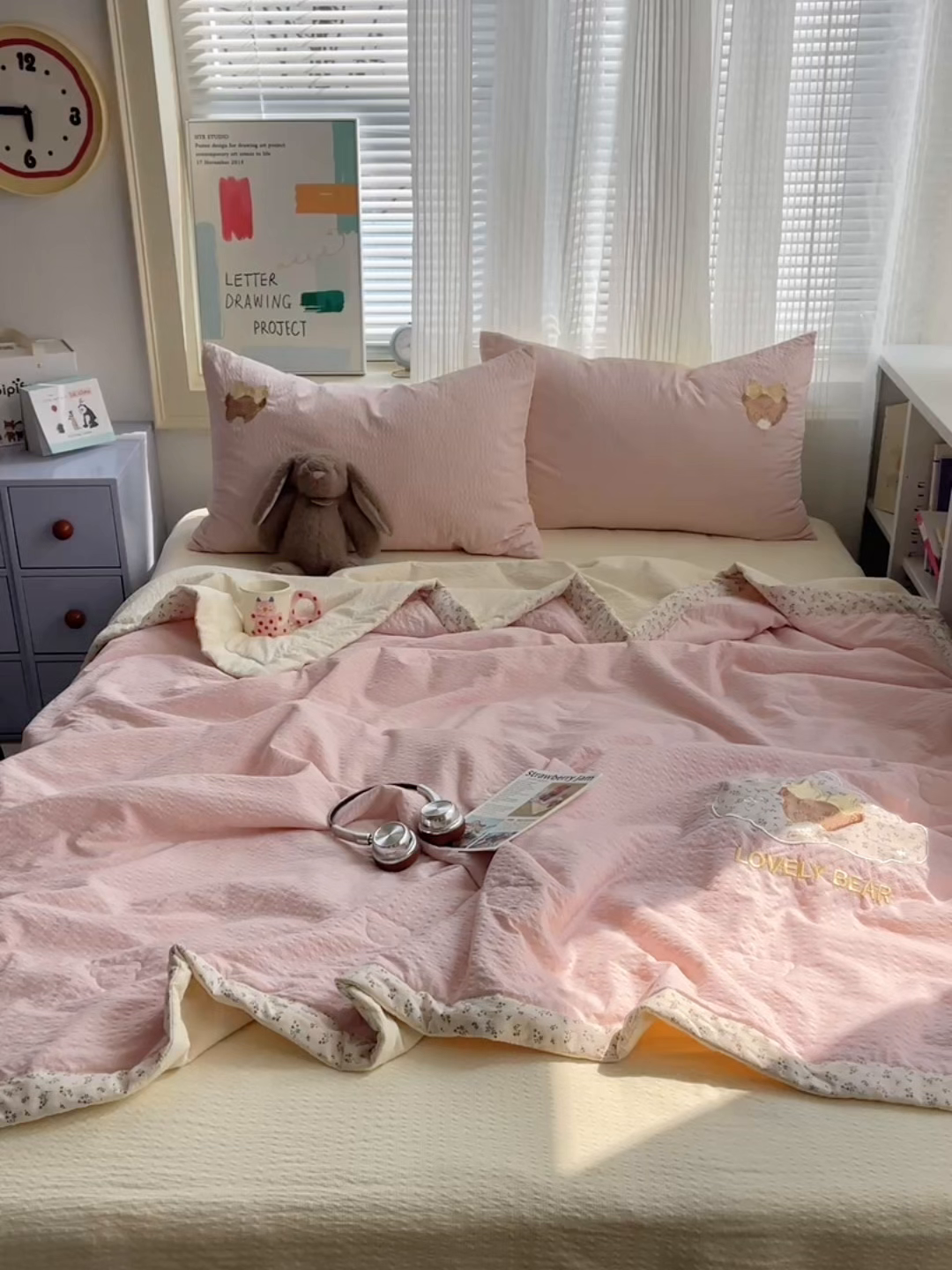 91家纺网 家纺一手货源 找家纺 贝扬思家纺 2026新款泡芙纱夏被夏凉被空调被贴布绣套件@小熊日记系列（可爱到犯规的夏被噜） 小熊日记-黄粉