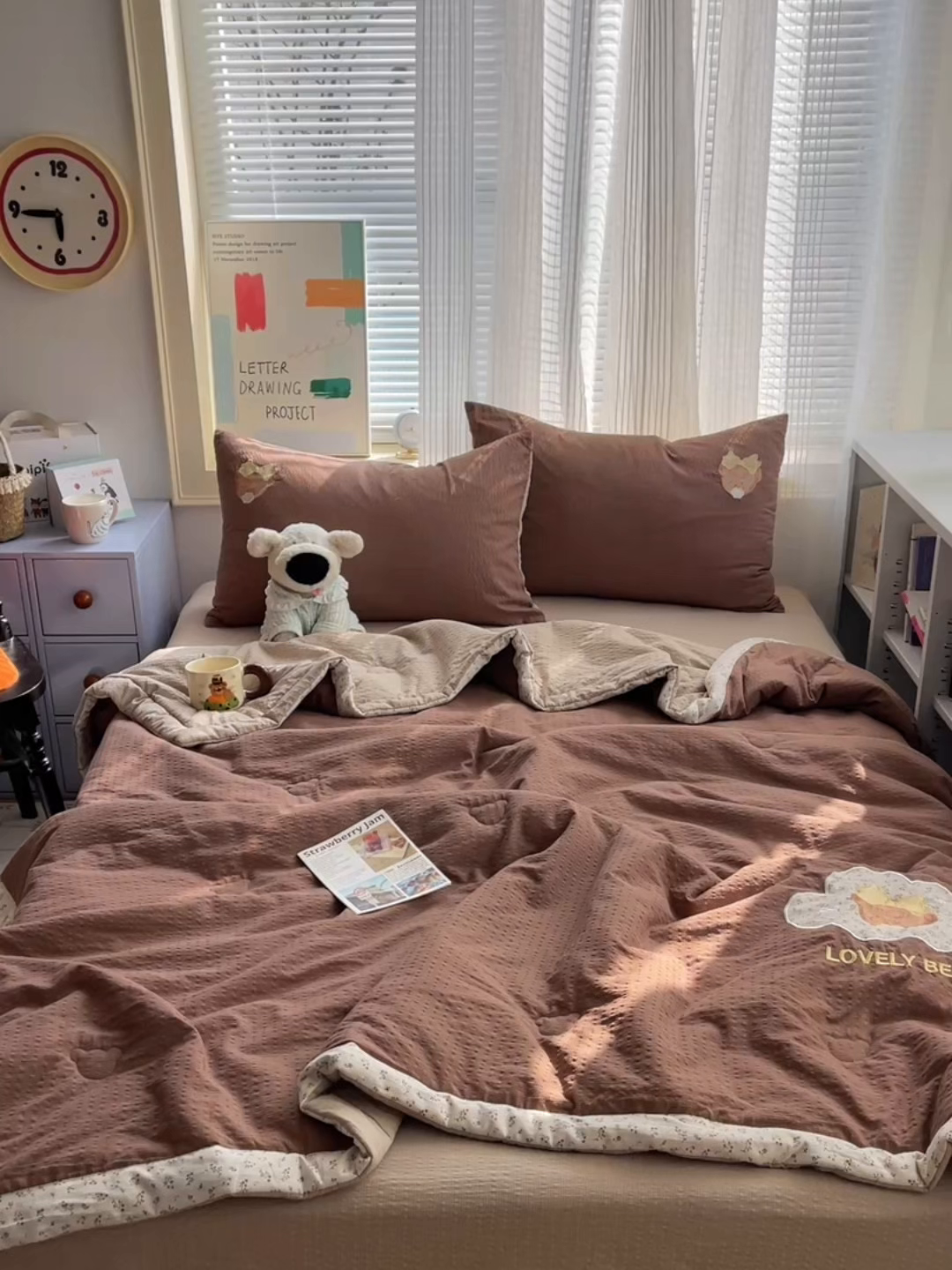 91家纺网 家纺一手货源 找家纺 贝扬思家纺 2026新款泡芙纱夏被夏凉被空调被贴布绣套件@小熊日记系列（可爱到犯规的夏被噜） 小熊日记-咖