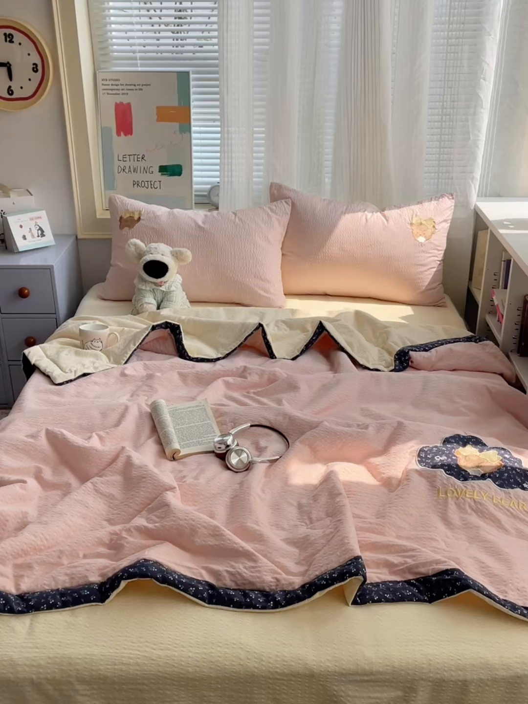 91家纺网 家纺一手货源 找家纺 贝扬思家纺 2026新款泡芙纱夏被夏凉被空调被贴布绣套件@小熊日记系列（可爱到犯规的夏被噜） 小熊日记-蓝粉