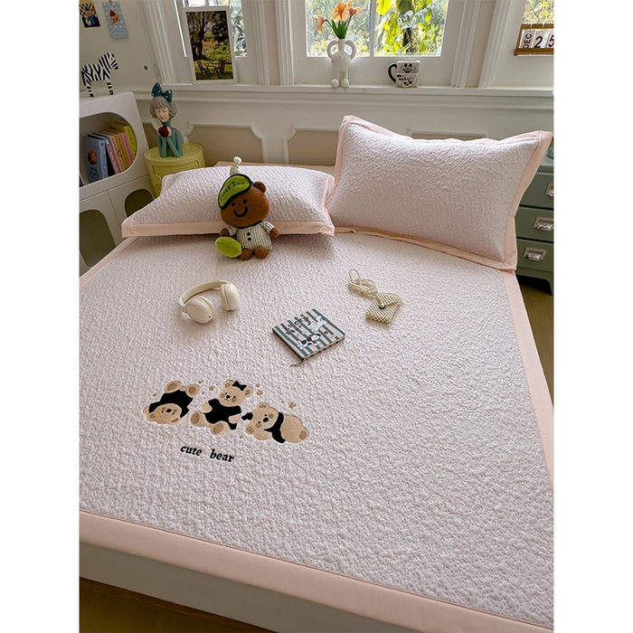 91家纺网 家纺一手货源 找家纺 莱家富 2026新款卡通夏天冰豆豆凉席三件套儿童单人冰丝席凉感值过0.21可机水洗宿舍空 床席款小熊派对