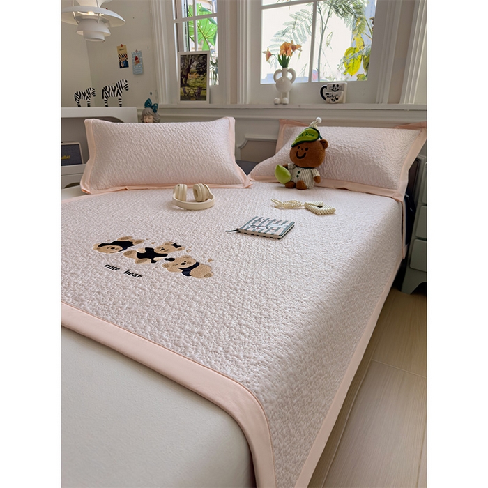 91家纺网 家纺一手货源 找家纺 莱家富 2026新款卡通夏天冰豆豆凉席三件套儿童单人冰丝席凉感值过0.21可机水洗宿舍空 床席款小熊派对