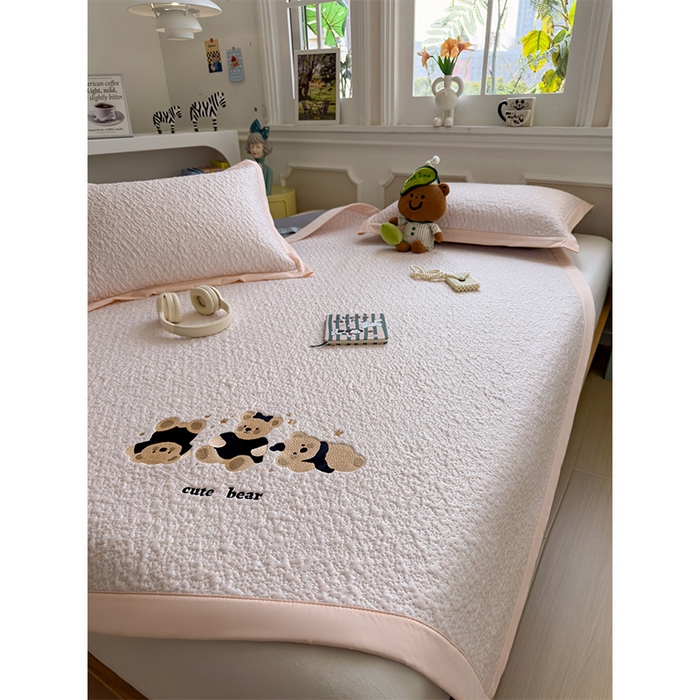 91家纺网 家纺一手货源 找家纺 莱家富 2026新款卡通夏天冰豆豆凉席三件套儿童单人冰丝席凉感值过0.21可机水洗宿舍空 床席款小熊派对