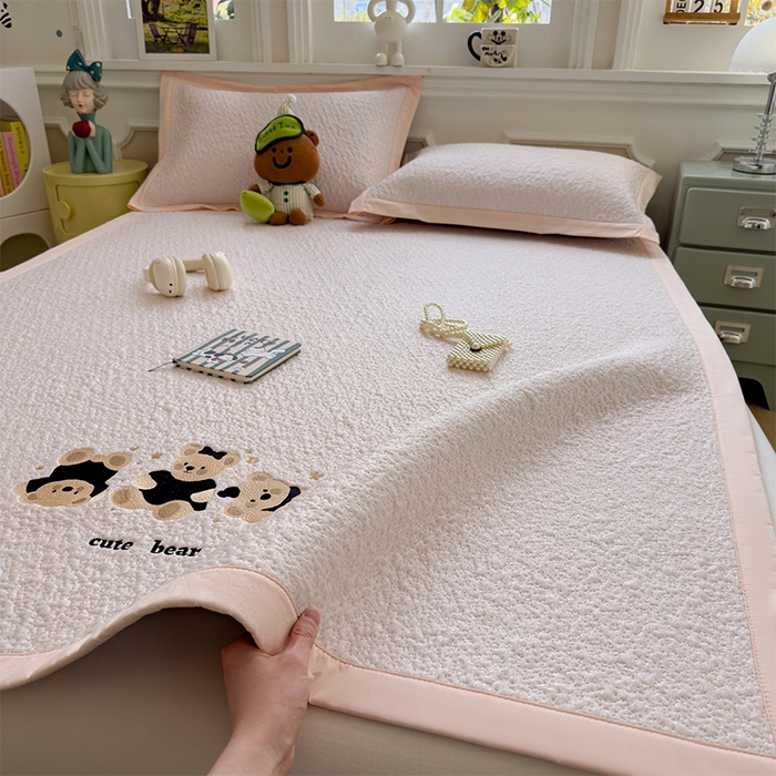 91家纺网 家纺一手货源 找家纺 莱家富 2026新款卡通夏天冰豆豆凉席三件套儿童单人冰丝席凉感值过0.21可机水洗宿舍空 床席款小熊派对