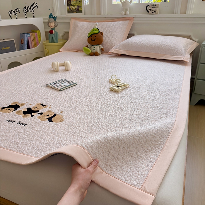 91家纺网 家纺一手货源 找家纺 莱家富 2026新款卡通夏天冰豆豆凉席三件套儿童单人冰丝席凉感值过0.21可机水洗宿舍空 床席款小熊派对