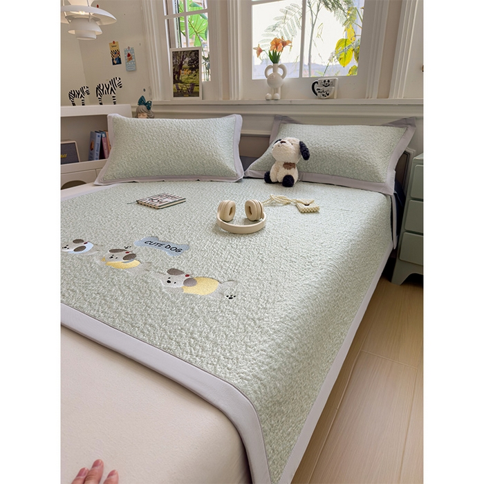 91家纺网 家纺一手货源 找家纺 莱家富 2026新款卡通夏天冰豆豆凉席三件套儿童单人冰丝席凉感值过0.21可机水洗宿舍空 床席款三只小狗
