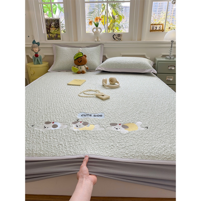 91家纺网 家纺一手货源 找家纺 莱家富 2026新款卡通夏天冰豆豆凉席三件套儿童单人冰丝席凉感值过0.21可机水洗宿舍空 床笠款三只小狗