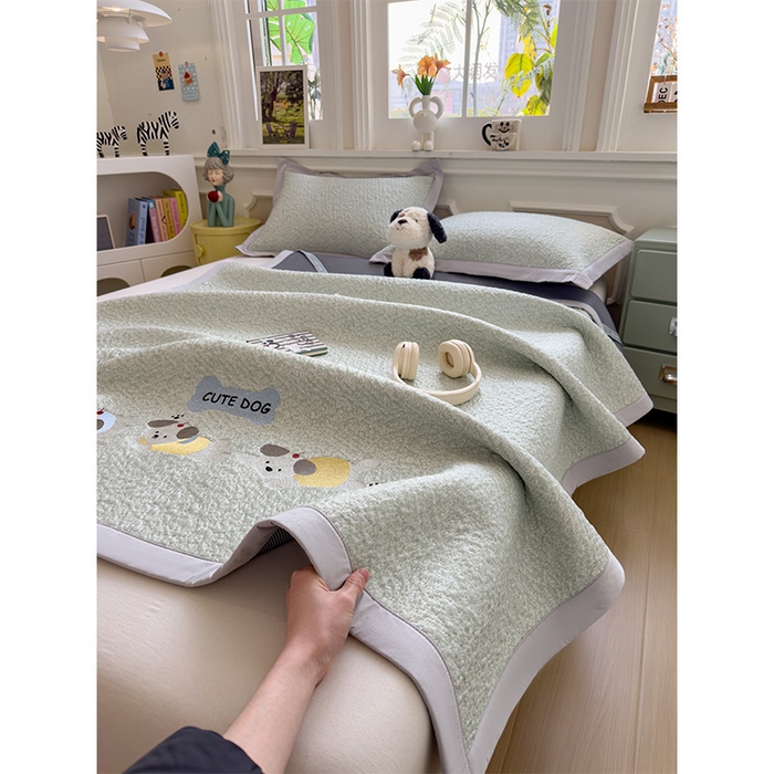 91家纺网 家纺一手货源 找家纺 莱家富 2026新款卡通夏天冰豆豆凉席三件套儿童单人冰丝席凉感值过0.21可机水洗宿舍空 床席款三只小狗