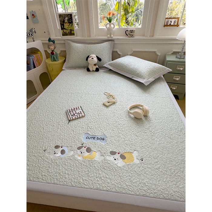 91家纺网 家纺一手货源 找家纺 莱家富 2026新款卡通夏天冰豆豆凉席三件套儿童单人冰丝席凉感值过0.21可机水洗宿舍空 床席款三只小狗