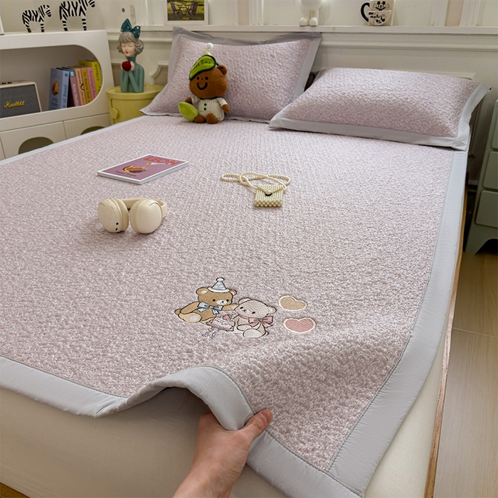 91家纺网 家纺一手货源 找家纺 莱家富 2026新款卡通夏天冰豆豆凉席三件套儿童单人冰丝席凉感值过0.21可机水洗宿舍空 床席款甜梦小熊