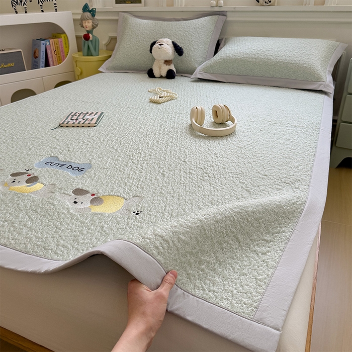 91家纺网 家纺一手货源 找家纺 莱家富 2026新款卡通夏天冰豆豆凉席三件套儿童单人冰丝席凉感值过0.21可机水洗宿舍空 床席款三只小狗