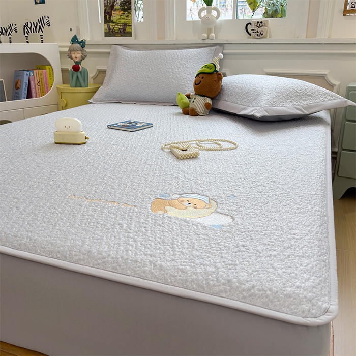 91家纺网 家纺一手货源 找家纺 莱家富 2026新款卡通夏天冰豆豆凉席三件套儿童单人冰丝席凉感值过0.21可机水洗宿舍空 床笠款睡梦狗狗