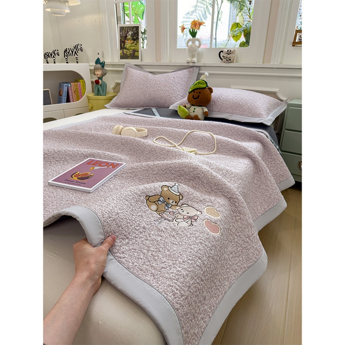 91家纺网 家纺一手货源 找家纺 莱家富 2026新款卡通夏天冰豆豆凉席三件套儿童单人冰丝席凉感值过0.21可机水洗宿舍空 床席款甜梦小熊